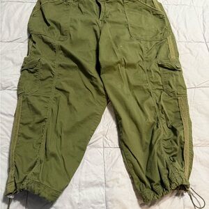 Style & Co. Sage Green Capri Cargo NWOT , excellent shape